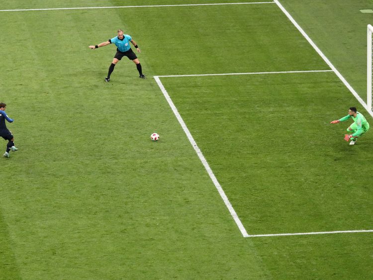 MOSCOU, RUSSIE - 15 JUILLET: Antoine Griezmann de France marque un penalty devant Danijel Subasic de Croatie pour le deuxième but de son équipe lors de la finale de la Coupe du Monde de la FIFA 2018 entre la France et la Croatie au Stade Luzhniki le 15 juillet 2018 à Moscou, Russie. (Photo par Kevin C. Cox / Getty Images)
