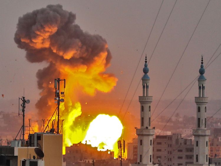 Une photo prise le 20 juillet 2018 montre une boule de feu explosant dans la ville de Gaza pendant le bombardement israélien. - Des avions et des chars israéliens ont frappé des cibles dans la bande de Gaza le 20 juillet après que des tirs ont été tirés sur les troupes frontalières, selon l'armée, le Hamas faisant état de plusieurs membres de son aile militaire tués dans les derniers mois de tensions