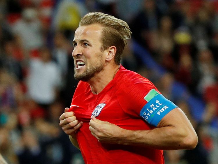 Le capitaine de l'Angleterre Harry Kane célèbre 