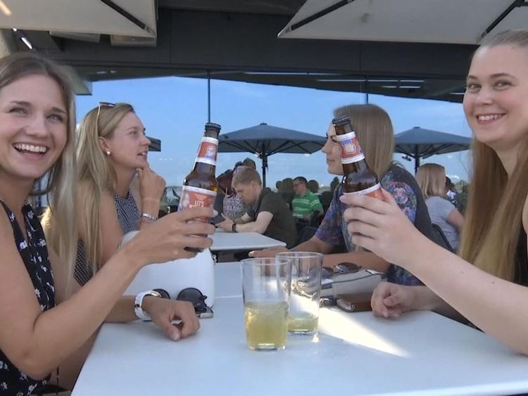 Les amateurs de bière applaudissent le breuvage à Helsinki