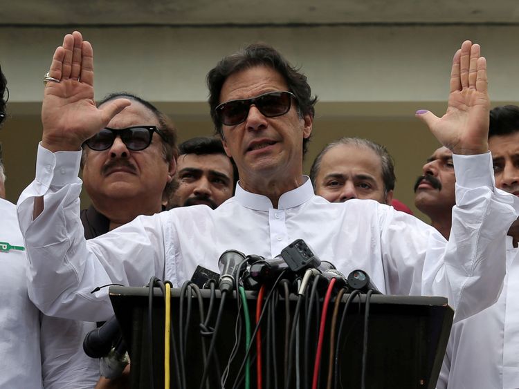 Le politologue Imran Khan, président de Pakistan Tehreek-e-Insaf (PTI), parle aux médias après avoir voté dans un bureau de vote lors des élections législatives d'Islamabad, au Pakistan, le 25 juillet 2018. REUTERS / Athit Perawongmetha TPX IMAGES DU JOUR