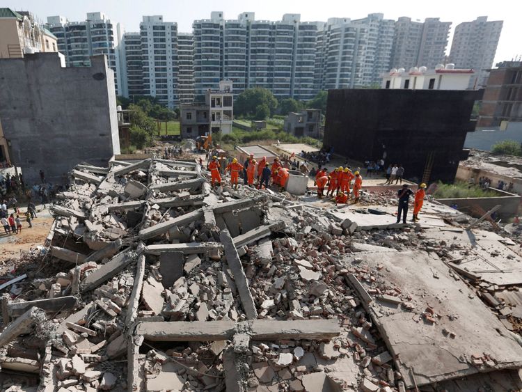 Les secouristes cherchent des survivants sur le site de l'effondrement du village de Shah Beri dans la Grande Noida