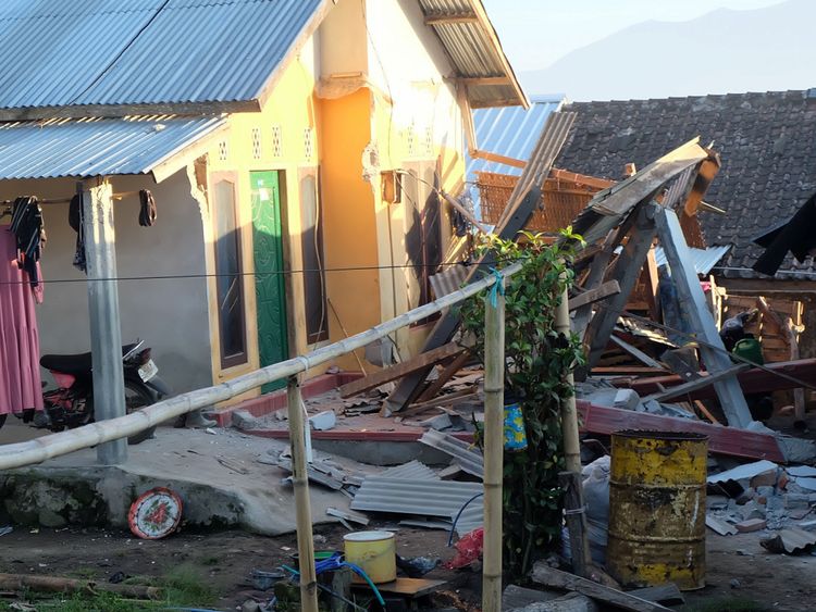 Une maison endommagée à la suite d'un tremblement de terre à Lombok