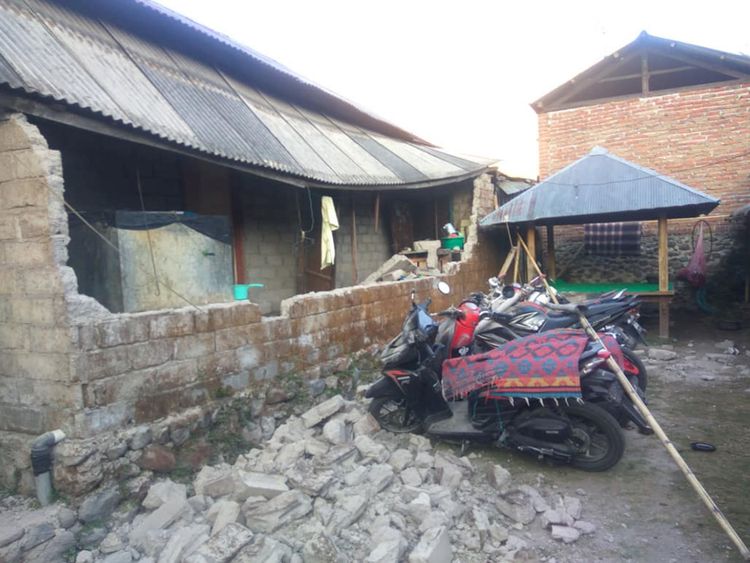 Des dommages sont observés à la suite d'un tremblement de terre à Lombok qui a tué 10 personnes