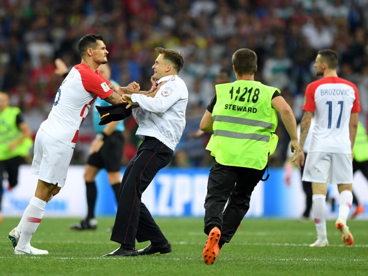 MOSCOU, RUSSIE - 15 JUILLET: Dejan Lovren, de Croatie, affronte un envahisseur lors de la finale de la Coupe du Monde de la FIFA 2018 entre la France et la Croatie au Stade Luzhniki le 15 juillet 2018 à Moscou, en Russie. (Photo par Shaun Botterill / Getty Images)
