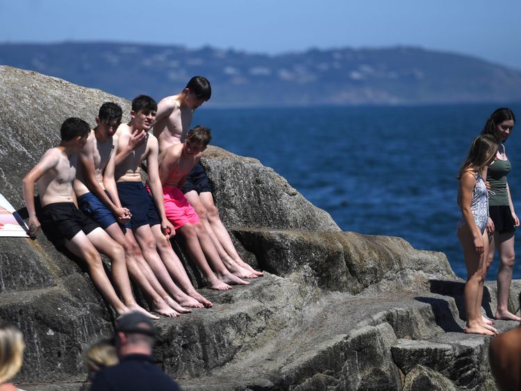 Les jeunes se reposent au bord de la mer à Sandycove Dublin, Irlande, le 29 juin 2018. REUTERS / Clodagh Kilcoyne