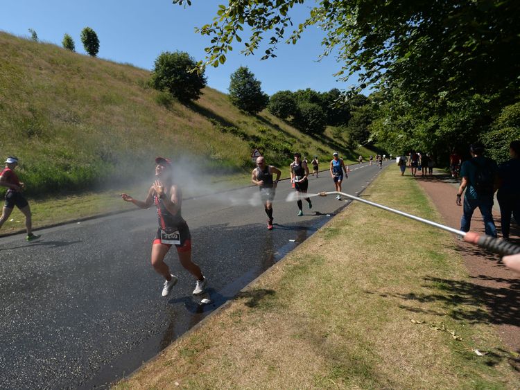 Les coureurs d'Écosse se rafraîchissent lors du triathlon Iron Man