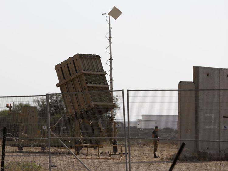 Un soldat israélien se tient à côté d'un système de défense Iron Dome, conçu pour intercepter et détruire des roquettes à courte portée et des obus d'artillerie, près de la ville d'Ashkelon le 14 juillet 2018. - Des roquettes ont été tirées sur Gaza. a déclaré, sans causer de pertes. (Photo par Ahmad GHARABLI / AFP) (Crédit photo devrait lire AHMAD GHARABLI / AFP / Getty Images)
