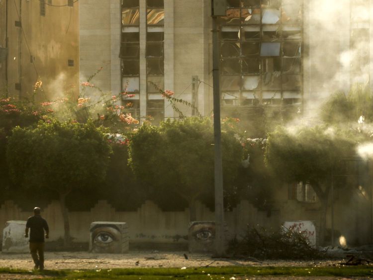 Un homme passe devant un bâtiment endommagé par une frappe aérienne israélienne dans la ville de Gaza le 14 juillet 2018. - L'armée israélienne a déclaré avoir lancé des frappes aériennes contre le Hamas dans la bande de Gaza le 14 juillet alors que des roquettes et des mortiers étaient lobés dans le sud d'Israël à partir de l'enclave palestinienne bloquée. (Photo par MAHMUD HAMS / AFP) (Crédit photo devrait lire MAHMUD HAMS / AFP / Getty Images)
