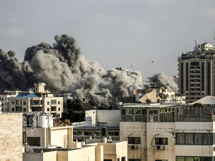 Une photo prise le 14 juillet 2018 montre des panaches de fumée s'élevant à la suite d'une frappe aérienne israélienne dans la ville de Gaza. - L'armée israélienne a déclaré avoir lancé des frappes aériennes contre le Hamas dans la bande de Gaza le 14 juillet alors que des roquettes et des mortiers ont été lancés dans le sud d'Israël depuis l'enclave palestinienne bloquée. (Photo par MAHMUD HAMS / AFP) (Crédit photo devrait lire MAHMUD HAMS / AFP / Getty Images)
