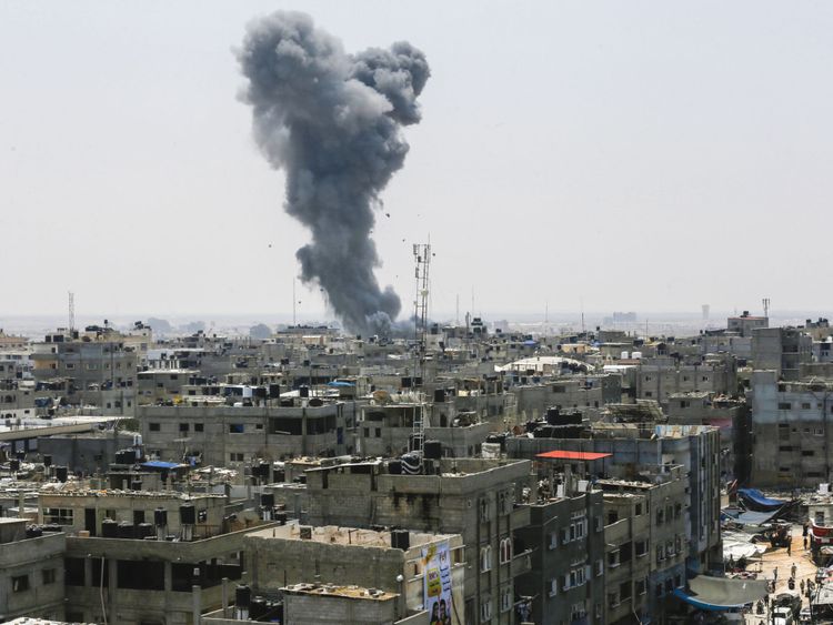 Une photo prise le 14 juillet 2018 montre un panache de fumée à la suite d'une frappe aérienne israélienne dans la ville de Rafah, au sud de la bande de Gaza, près de la frontière avec l'Egypte. - L'armée israélienne a déclaré avoir lancé des frappes aériennes contre le Hamas dans la bande de Gaza le 14 juillet alors que des roquettes et des mortiers ont été lancés dans le sud d'Israël depuis l'enclave palestinienne bloquée. (Photo par SAID KHATIB / AFP) (Crédit photo devrait lire SAID KHATIB / AFP / Getty Images)
