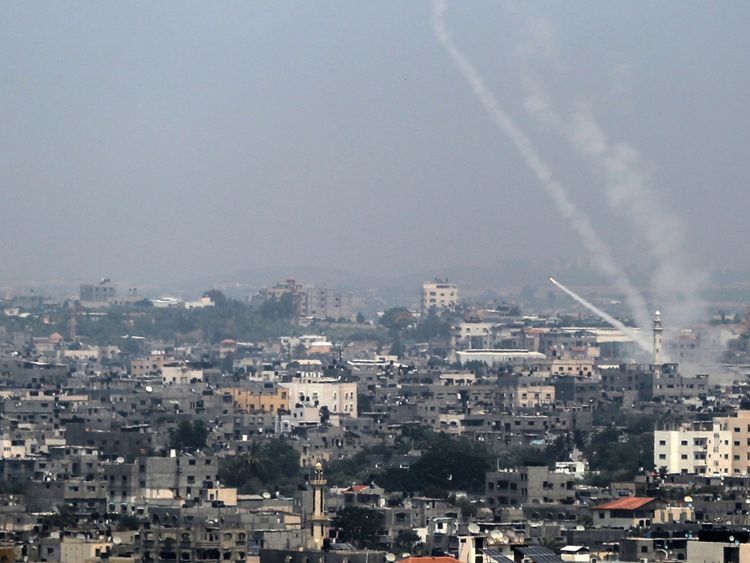 Une photo prise le 14 juillet 2018 montre des roquettes palestiniennes tirées de la ville de Gaza vers Israël. - L'armée israélienne a déclaré avoir lancé des frappes aériennes contre le Hamas dans la bande de Gaza le 14 juillet alors que des roquettes et des mortiers ont été lancés dans le sud d'Israël depuis l'enclave palestinienne bloquée. (Photo par BASHAR TALEB / AFP) (Crédit photo devrait lire BASHAR TALEB / AFP / Getty Images)
