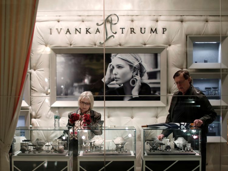 Les gens regardent des articles en vente dans le magasin Ivanka Trump, à Trump Tower, New York.