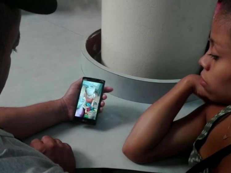 Les parents de Johan regardent une vidéo de leur fils