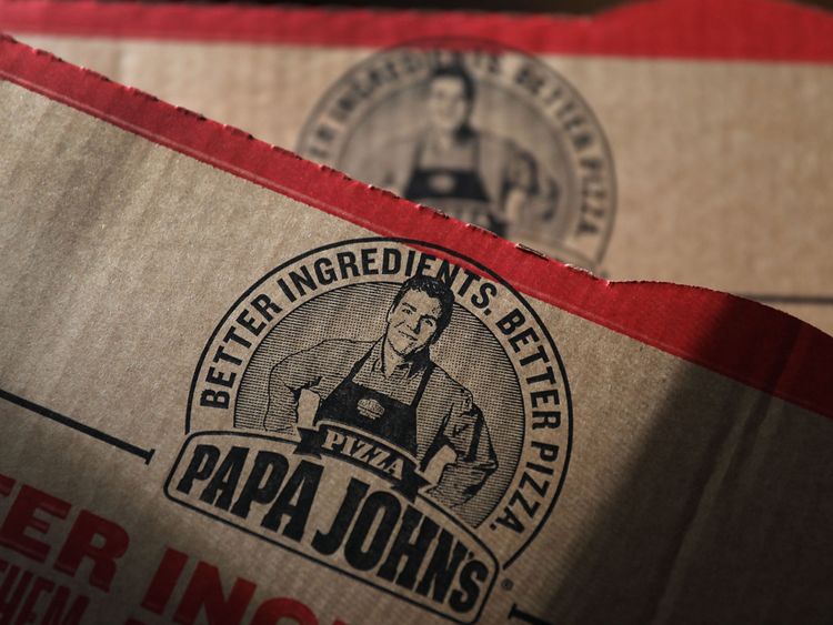   Le fondateur de la pizza de Papa John, John Schnatter, s'est excusé d'avoir utilisé le mot N lors d'une conférence téléphonique en mai. 