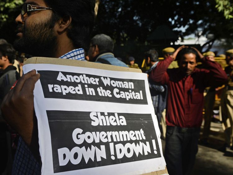 Des étudiants indiens se rassemblent devant la résidence du Premier Ministre de Delhi, Sheila Dikshit, alors qu'ils protestent contre le viol collectif de Jyoti Singh