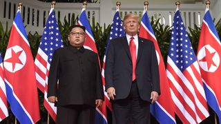 Messieurs Trump et Kim posent lors du premier sommet entre les dirigeants des Etats-Unis et de la Corée du Nord "srcset =" https://e3.365dm.com/18/06/320x180/skynews-kim-jong-un-donald-trump_4334010 .jpg? 20180612110041 320w, https://e3.365dm.com/18/06/640x380/skynews-kim-jong-un-donald-trump_4334010.jpg?20180612110041 640w, https://e3.365dm.com/18 /06/736x414/skynews-kim-jong-un-donald-trump_4334010.jpg?20180612110041 736w, https://e3.365dm.com/18/06/992x558/skynews-kim-jong-un-donald-trump_4334010. jpg? 20180612110041 992w, https://e3.365dm.com/18/06/1096x616/skynews-kim-jong-un-donald-trump_4334010.jpg?20180612110041 1096w, https://e3.365dm.com/18/ 06 / 1600x900 / skynews-kim-jong-un-donald-trump_4334010.jpg? 20180612110041 1600w, https://e3.365dm.com/18/06/1920x1080/skynews-kim-jong-un-donald-trump_4334010.jpg ? 20180612110041 1920w, https://e3.365dm.com/18/06/2048x1152/skynews-kim-jong-un-donald-trump_4334010.jpg?20180612110041 2048w "tailles =" (min-largeur: 900px) 992px, 100vw