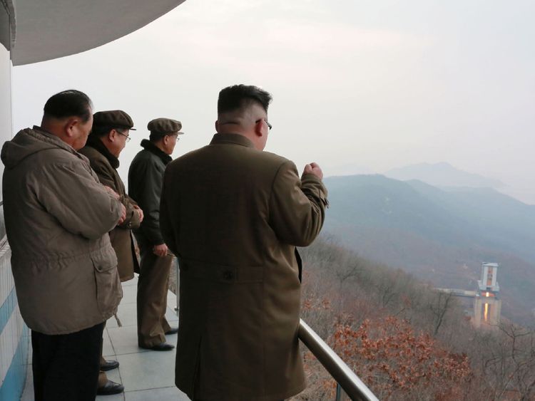 Kim Jong Un inspecte l'essai au jet d'un moteur à haute poussée nouvellement développé à la station de lancement de satellite de Sohae