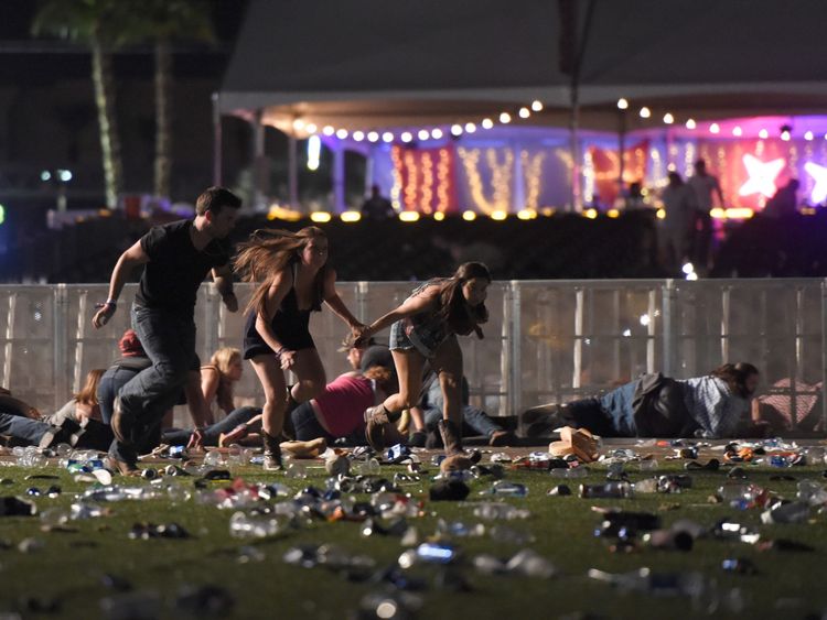 Les gens courent après le festival de musique country Route 91 Harvest après avoir entendu un coup de feu