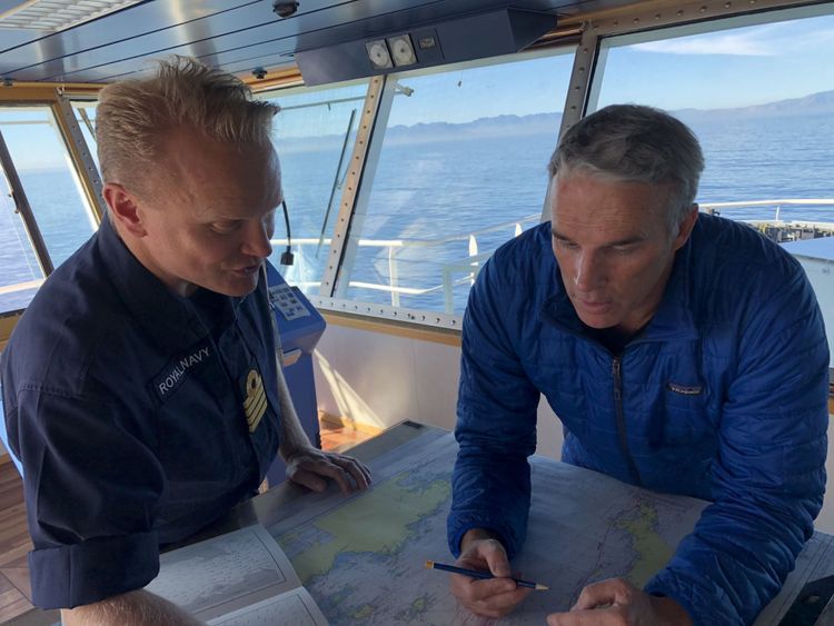 Lewis Pugh étudie la carte avec le capitaine de la Royal Navy, Matt Syrett 