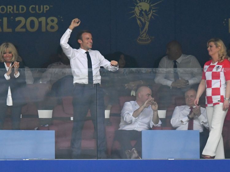 MOSCOU, RUSSIE - 15 JUILLET: Le président français Emmanuel Macron célèbre après le quatrième but de son équipe lors de la finale de la Coupe du Monde de la FIFA 2018 entre la France et la Croatie au Stade Luzhniki le 15 juillet 2018 à Moscou, Russie. (Photo par Dan Mullan / Getty Images)
