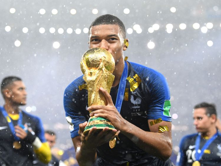 Moscou, Russie - 15 juillet: Kylian Mbappe de la France célèbre avec le trophée de la Coupe du monde après sa victoire à la Coupe du Monde de la FIFA 2018 entre la France et la Croatie au Stade Luzhniki le 15 juillet 2018 à Moscou, Russie. (Photo par Matthias Hangst / Getty Images)
