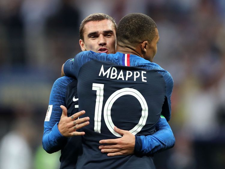 MOSCOU, RUSSIE - 15 JUILLET: Le Français Antoine Griezmann célèbre avec Kylian Mbappe après que Paul Pogba (non représenté) marque le troisième but de son équipe alors que Danijel Subasic de Croatie se qualifie pour la Coupe du Monde de la FIFA 2018 entre la France et la Croatie au Stade Luzhniki 15, 2018 à Moscou, en Russie. (Photo par Clive Rose / Getty Images)
