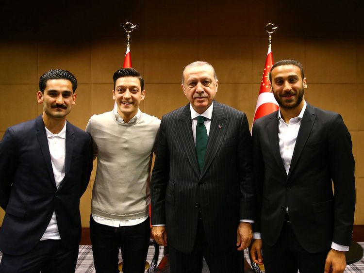 Gundogan, à gauche, s'est distancié de la photo avec Ozil, le président Erdogan et le footballeur turc Cenk Tosun