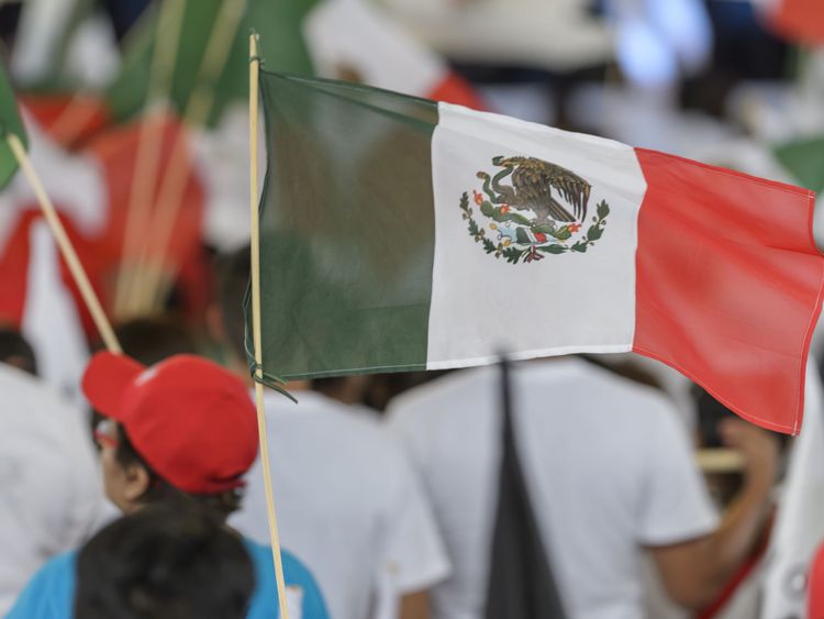 SALTILLO, MEXIQUE - LE 27 JUIN: Un drapeau mexicain agité lors de la dernière campagne électorale de 2018 élimine Jose Antonio Meade au Parque Las Maravillas le 27 juin 2018 à Saltillo, au Mexique.
