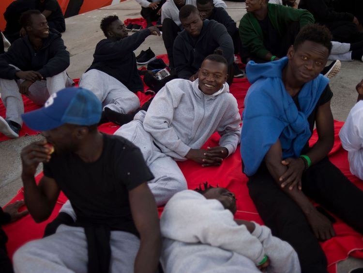 Les migrants rescapés en mer attendent d'être transférés au port d'Algésiras