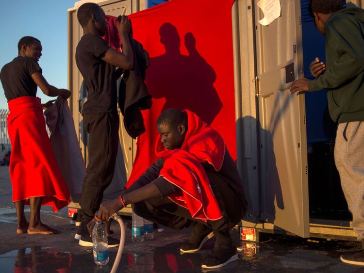 Les migrants sauvés en mer utilisent des salles de bains mobiles dans le port d'Algésiras