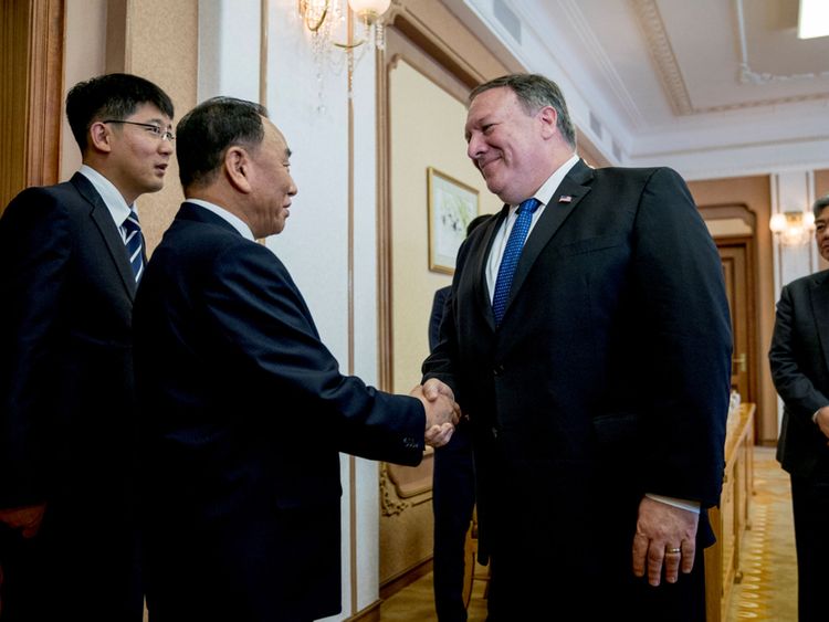 Le secrétaire d'État américain Mike Pompeo accueille le directeur nord-coréen du département du Front uni, Kim Yong Chol, alors qu'ils arrivent pour une réunion au Park Hwa Guest House à Pyongyang, en Corée du Nord, le 6 juillet 2018. Andrew Harnik / Pool via REUTERS