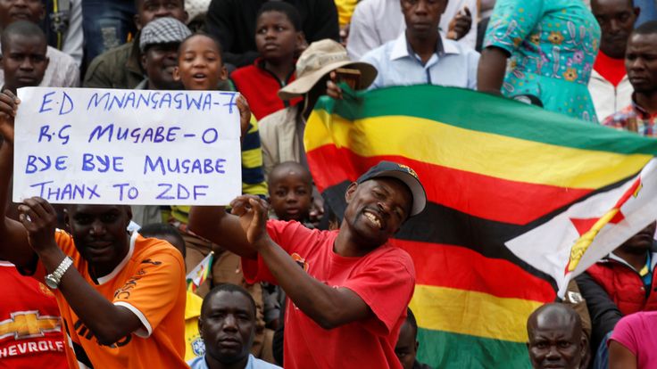 Les gens attendent la cérémonie d'inauguration du prochain président du Zimbabwe, Emmerson Mnangagwa