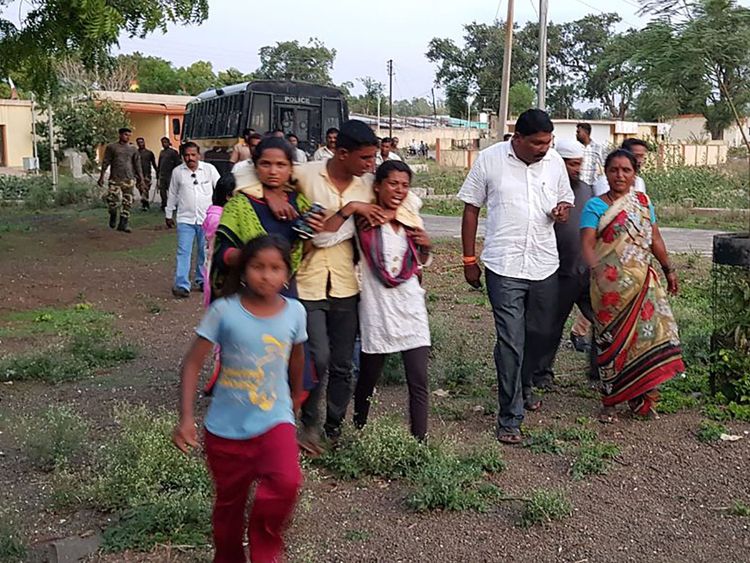 Les femmes dont les proches ont été assassinés lors d'un incident de lynchage sont conduites par les villageois du district de Dhule à l'extérieur de la zone du crime.