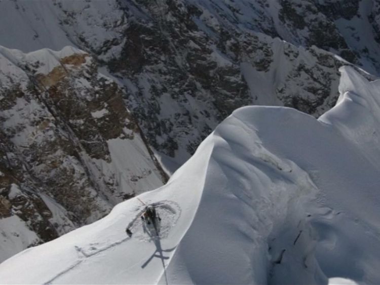 L'hélicoptère sur la montagne enneigée