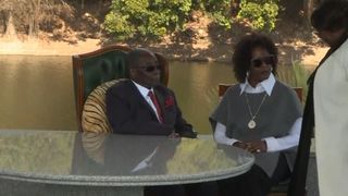 L'ancien dirigeant du Zimbabwe, Robert Mugabe, photographié avec sa femme, Grace "srcset =" https://e3.365dm.com/18/07/320x180/skynews-mugabe-grace-zimbabwe_4374853.jpg?20180729133124 320w, https: //e3.365dm.com/18/07/640x380/skynews-mugabe-grace-zimbabwe_4374853.jpg?20180729133124 640w, https://e3.365dm.com/18/07/736x414/skynews-mugabe-grace-zimbabwe_4374853 .jpg? 20180729133124 736w, https://e3.365dm.com/18/07/992x558/skynews-mugabe-grace-zimbabwe_4374853.jpg?20180729133124 992w, https://e3.365dm.com/18/07/1096x616 /skynews-mugabe-grace-zimbabwe_4374853.jpg?20180729133124 1096w, https://e3.365dm.com/18/07/1600x900/skynews-mugabe-grace-zimbabwe_4374853.jpg?20180729133124 1600w, https: //e3.365dm .com / 18/07 / 1920x1080 / skynews-mugabe-grâce-zimbabwe_4374853.jpg? 20180729133124 1920w, https://e3.365dm.com/18/07/2048x1152/skynews-mugabe-grace-zimbabwe_4374853.jpg?20180729133124 2048w "sizes =" (min-width: 900px) 992px, 100vw