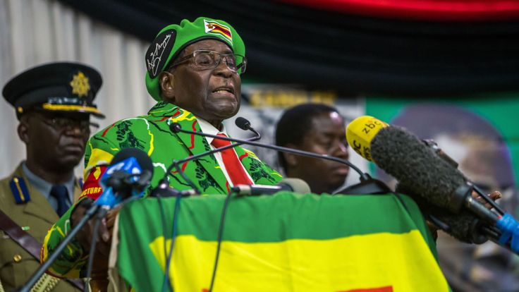 Le président d'imbabwe, Robert Mugabe, prononce un discours lors d'une réunion de la ligue des jeunes de son parti où il a fait allusion à un remaniement ministériel, le 7 octobre 2017, à Harare