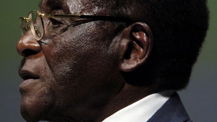 PHOTO DE FICHIER - Photo de dossier du président zimbabwéen Mugabe adressant la session inaugurale du monde ...