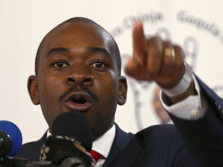 Nelson Chamisa, leader du Mouvement de l'opposition pour le changement démocratique (MDC), fait des gestes lors du lancement du manifeste électoral de son parti à Harare, au Zimbabwe, le 7 juin 2018. REUTERS / Philimon Bulawayo