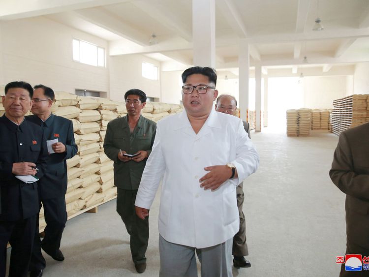 Kim Jong Un inspecte une usine de farine de pommes de terre