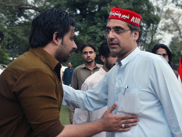 Haroon Ahmed Bilour (R) a été tué dans l'explosion
