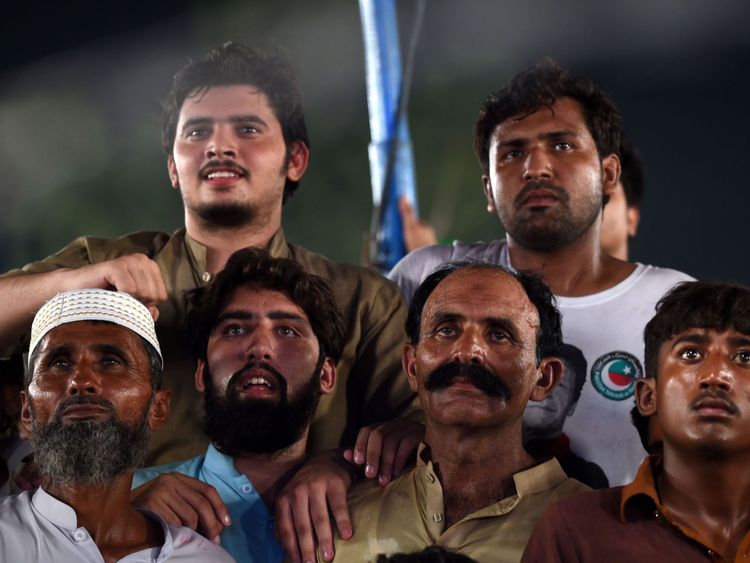Les partisans d'un politicien pakistanais devenu politicien et chef du Pakistan Tehreek-e-Insaf (PTI) Imran Khan, drapeaux d'encouragement et de vagues lors d'un rassemblement lors de la dernière journée de campagne, à Lahore, le 23 juillet 2018
