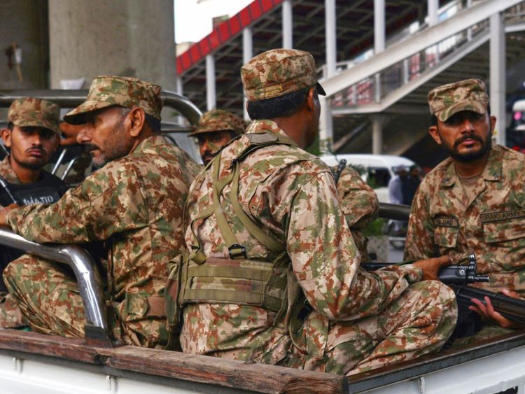 Des soldats pakistanais assis sur un camion lors d'une patrouille dans une rue à Rawalpindi le 23 juillet 2018. - Le Pakistan tiendra les élections générales le 25 juillet