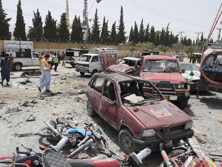 Le personnel de sécurité pakistanais sur le lieu d'un attentat-suicide près d'un bureau de vote à Quetta