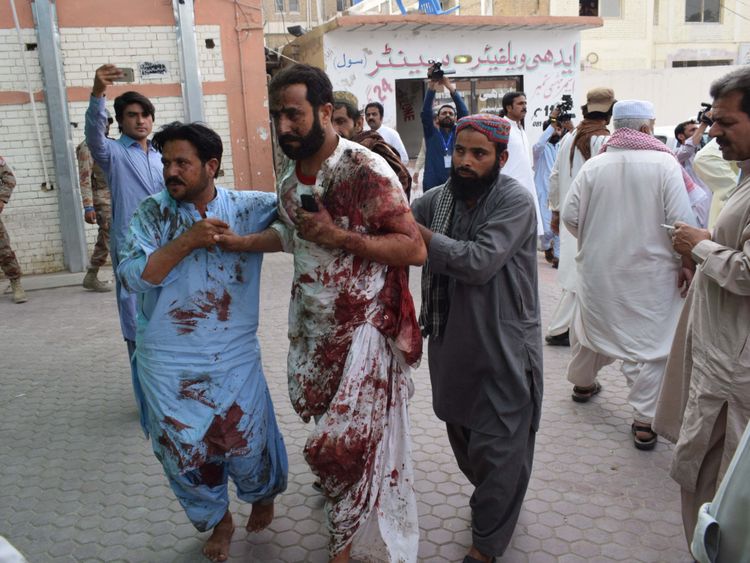 Des blessés sont transportés à l'hôpital après qu'un kamikaze ait frappé le Pakistan