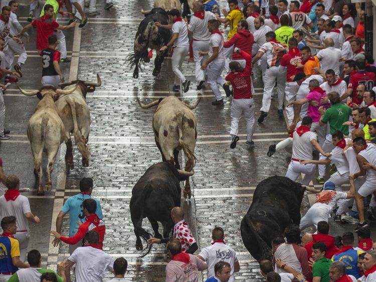 Cinq personnes ont été gravement blessées lors de la première course des taureaux à Pampelune