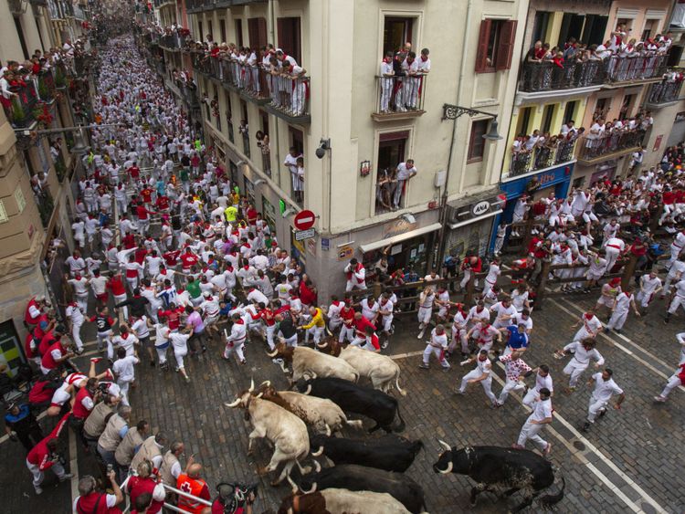 Des centaines de personnes prennent part à la course des taureaux chaque jour pendant San Fermin