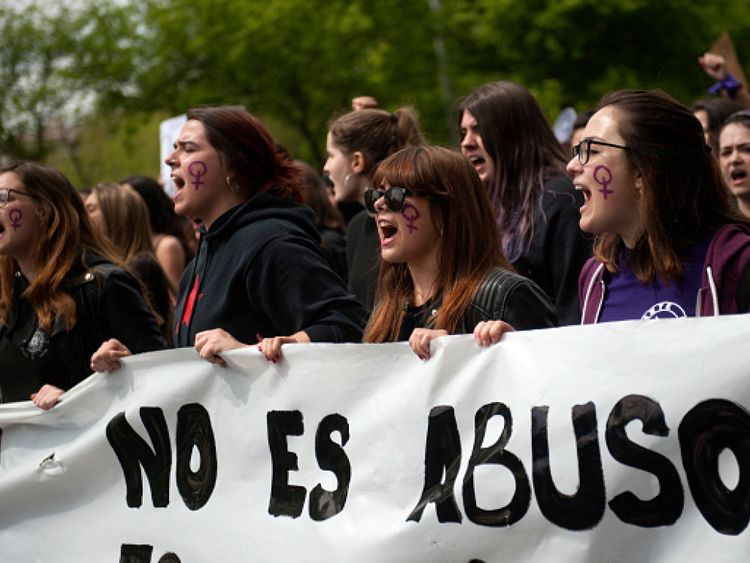 Des manifestations ont eu lieu en avril après qu'un juge ait condamné cinq hommes à des frais moins élevés pour avoir forcé une jeune femme au festival de San Fermin à avoir des relations sexuelles
