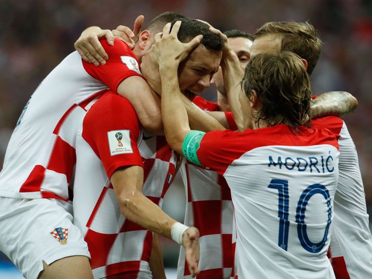 L'attaquant de Croatie Ivan Perisic (C) célèbre avec ses coéquipiers après l'égalisation 1-1 lors du dernier match de la Coupe du Monde Russie 2018 entre la France et la Croatie au Stade Luzhniki de Moscou le 15 juillet 2018. (Photo par Odd ANDERSEN / AFP) / RESTRICTED TO EDITORIAL USE - PAS D'ALERTES / TÉLÉCHARGEMENTS MOBILE (Crédit photo devrait lire ODD ANDERSEN / AFP / Getty Images)
