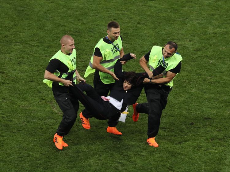 MOSCOU, RUSSIE - 15 JUILLET: Les commissaires sportifs écartent un envahisseur sur le terrain lors de la finale de la Coupe du Monde de la FIFA 2018 entre la France et la Croatie au Stade Luzhniki le 15 juillet 2018 à Moscou, en Russie. (Photo par Kevin C. Cox / Getty Images)
